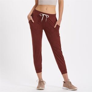 Vuori Women's Performance Joggers in maroon/brick. EXCELLENT condition